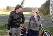 Ben (Hakim Michael Meziani, l.) inszeniert eine Motorpanne um Britta (Jelena Mitschke, r.) von ihrem Flug nach Boston abzuhalten.