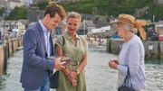 Die demente Miss Carol (Rosalind Bailey, r.) erinnert sich nicht mehr an viel - aber daran, dass Flora (Pina Kühr, M.) und Eric (Ian Thomas McMillan, l.) früher mal ein Paar waren.