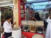 Golineh Atai mit der Weihrauchhändlerin Mariam im Souk von Salalah, Oman.