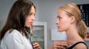Ärztin Jana Hansen (Petra Schmidt-Schaller, li.) hört Laura Andresen (Valerie Huber) ab.
