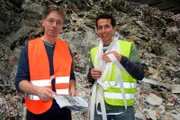 Reporter Willi Weitzel will diesmal alles übers Papier wissen. Zusammen mit Manfred erkundet er hier die Papierfabrik UPM Kymmene in Augsburg. Kaum zu glauben, wieviel altes und neues Papier es hier gibt!