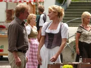 Jörg (Konstantin Graudus, l.) glaubt, Susannes (Natalie O'Hara, 2.v.r.) Liebe wieder zurückzugewinnen.