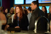 Um den verschwundenen Fruchtbarkeitsmediziner Dr. Karl Forster zu finden, ermitteln Billy (Laz Alonso, r.) und Laura (Debra Messing, l.) auf der Rennbahn, denn offenbar war der Arzt ein Fan von Pferdewetten ...