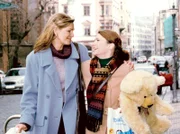 Schwester Yvonne (Maren Gilzer, links) und Marina (Ines Baric) haben sich im Urlaub in Kroatien kennengelernt. Nun ist Marina in Leipzig, um ihre Tochter in der Sachsenklinik behandeln zu lassen. Yvonne hilft, wo sie nur kann.