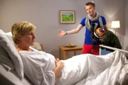 MDR Fernsehen IN ALLER FREUNDSCHAFT FOLGE 575, "Sturmwarnung", am Mittwoch (02.07.14) um 11:45 Uhr. Ines Zeiler (Heike Jonca) hat erfahren, dass ihr Krebs nicht mehr heilbar ist und dass sie sterben wird. Ihr Sohn Felix (Philipp Moschitz) ahnt davon nichts, als er mit seiner Mutter Streit bekommt.