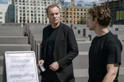 Robert Karow (Mark Waschke, li.) sucht Moritz Keller (Leonard Scheicher) beim Holocaust Mahnmal auf.