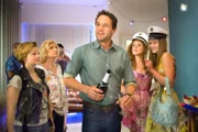 ARD/HEITER BIS TÖDLICH - AKTE EX II. Staffel (8 neue Folgen), Folge 9 "Treu bis ins Grab". Party: v.l.n.r. Jule Katzer (Anna Krajci), Elli Katzer (Rita Feldmeier), Lukas Hundt (Oliver Franck), Anja (Clara Deutschmann) und Tanja (Komparsin).