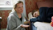 Göstas Mutter (Regina Lund) findet Tabletten bei Melissa (Amy Deasismont, re.).
