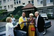 Bei einem zufälligen Besuch wird Prof. Brinkmann (Klausjürgen Wussow, M.) sofort von seinem Klinikpersonal umringt, die den lange Vermissten herzlich begrüßen.