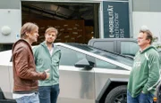 Hanno Settele im Gespräch mit den Brüdern Christian und David Gruber vor ihrem Autohaus in Hallein. Diese zwei Elektro-Pioniere arbeiten schon seit Jahren mit Elektroautos und versuchen die Menschen diesbezüglich zu sensibilisieren.