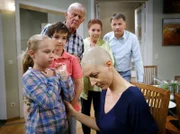 Als Lisa (Ella Zirzow, links) und Jonas (Anthony Petrifke, 2. von links) nach Hause kommen und Pia (Hendrikje Fitz, unten) sehen, sind sie erstmal erschrocken. Doch dann staunen Roland (Thomas Rühmann, rechts) Charlotte (Ursula Karusseit, 2. von rechts) und Otto (Rolf Becker), denn die Kinder finden Pias Glatze ziemlich cool.