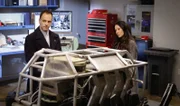 Holmes (Jonny Lee Miller, l.) und Watson (Lucy Liu, r.) wundern sich über ihren neuen Fall: Ein leuchtender Hund soll einem Augenzeugen zufolge Charles Baskerville vor sich her getrieben haben, bis dieser überfahren worden ist ...