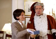 Dirk Matthies (Jan Fedder, r.) muss den betrunkenen Weihnachtsmann vertreten. Fiona Marwitz (Victoria Trauttmannsdorff, l.) gibt ihm Tipps, wie er die Kinder beschenken soll.