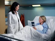 Dr. Elena Eichhorn (Cheryl Shepard, links), in Gedanken eigentlich bei ihrer Tochter Sophie, erkundigt sich nach Monika Schwarz' (Sabine Werner) Befinden.