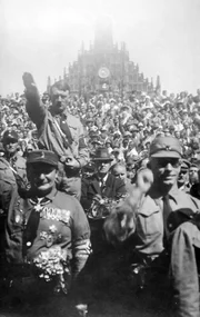 Hitler und seine Anhänger.