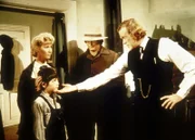 Charles (Michael Landon, 2.v.r.) und Miss Beadle (Charlotte Stewart, l.) bringen den verletzten Graham (Johnny Lee, 2.v.l.) zu Doc Baker (Kevin Hagen, r.).