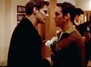 Angel (David Boreanaz, l.) will eine Freundin im Krankenhaus besuchen. Xander (Nicholas Brendon, r.) hält ihn davon ab, denn er weiß, dass Angel nur Böses im Schilde führt.