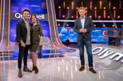 Moderator Jörg Pilawa (r.) mit den KandidatInnen des Teams "Schwung": Dem Sänger Luca Hänni (l.) und der Tänzerin Christina Luft (2.v.l.).