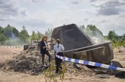 Marie (Katharina Wackernagel, l.) und Jenny (Eva Bühnen, r.) sehen sich die Absturzstelle des UFOs an. Sie vermuten, es könnte sich um einen chinesischen Satellit handeln.