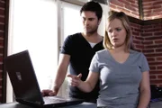 Paco (Milos Vukovic) ist geschockt: Anna (Marylu Poolman) erkennt in Matthias den Mann, der sie in der Konditorei überfallen hat.