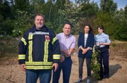 Marvin Hartwigsen (Stefko Hanushevsky, 2.v.l.) und Arthur Brandt (Felix Vörtler, l.) stürmen die Absturzstelle, um das UFO zu sehen. Marie (Katharina Wackernagel, 2.v.r.) und Jenny (Eva Bühnen, r.) sind verblüfft von den beiden.