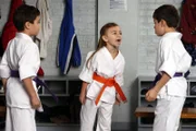 Zoe (Olivia Edward, M.) versucht alles, um Harrison (Vincent Reina, l.) und Nicholas (Charlie Reina, r.) schlecht zu machen ...