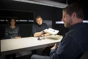 Das "Dezernat Interne Ermittlung" setzt zwei Beamte auf diesen Fall an. Caroline Hillebrecht (Elena Uhlig, l.) und Falk Schröter (Götz Otto, M.) sind der festen Überzeugung, dass nur Mick (Henning Baum, r.) als Täter infrage kommt ...