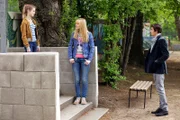 Marie Stein (Henriette Zimmeck, mi.) hat immer noch keinen richtigen Anschluss in ihrer neuen Schule gefunden. Um das zu ändern, behauptet sie vor ihren beiden Klassenkameraden Jennifer Taubitz (Helena Siegmund-Schultze, li.) und Steffen Siebert (Timon Wloka, re.), einen Film illegal aus dem Internet runterladen zu können.