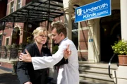 Isa Lindenroth (Anne Kasprik, l.) hält es zu Hause nicht mehr aus und fährt zur Klinik. Wie paralysiert bleibt sie davor stehen. Sofort kommt ihr Bruder Frank (Matthias Freihof, r.) heraus und will verhindern, dass sie ins Gebäude geht. Er ist um den guten Ruf der traditionsreichen Klinik besorgt, die ihr Vater gegründet hat.