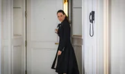 Während Watson (Lucy Liu) mit Holmes den Mord an einer vermögenden Dame aufklären will, die ihr Anwesen ihrem Hund vererbt hat, bemüht sich Watson noch zusätzlich darum, die Beziehung des Captain zu retten ...