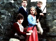 George (Jemima Rooper, l.), Julian (Marco Williamson, 2.v.l.), Anne (Laura Petela, 2.v.r.) und Dick (Paul Child, r.) erkunden die Umgebung der geheimnisvollen Burg, in der sie ihre Ferien verbringen. Dort geschehen rätselhafte Ereignisse.