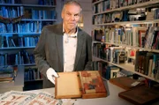 Dr. Bernd Lukasch präsentiert den ersten Steinbaukasten – eine Erfindung der Flugpioniere Otto und Gustav Lilienthal.