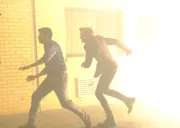 Die Terrororganisation Omnus hat Auftragskiller Murdoc angeheuert, um einen Mann mit dem Codenamen "der Architekt" töten zu lassen - unwissend, dass er inhaftiert ist. Also beschließt MacGyver (Lucas Till, r.), sich als Murdoc auszugeben, um über den Auftragsmord an Omnus heranzukommen. Doch als Mac den Architekten (Assaf Cohen, l.) in seiner Gewalt hat, ergibt plötzlich nichts mehr einen Sinn.