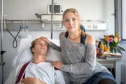 Auf den Treuetester Florian Berger (Max Woelky, l.) wurde geschossen, seine Freundin Catharina Kramps (Sina Martens, r.) wacht an seinem Krankenbett.