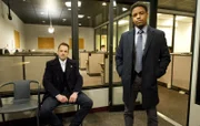 Holmes' (Jonny Lee Miller, l.) Untersuchung eines Raubüberfalls entwickelt sich zu einer Morduntersuchung, als der Türsteher tot aufgefunden wird. Detective Bell (Jon Michael Hill, r.) wird ebenfalls aktiv.