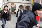 Paco (Milos Vukovic) sieht Matthias (Patrick Heinrich) über die Mall schlendern und verfolgt ihn wutentbrannt auf eigene Faust.