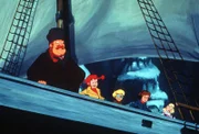 Papa Ephraim, Pippi, Willie, Tommy und Annika halten Ausschau nach der Bucht, in der ihr Reiseziel liegt.