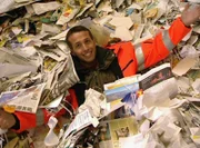 Essensreste, alte Zeitungen, Dosen, Plastiktüten. Irgendwann landet fast alles einmal im Müll. Aber was passiert danach mit all dem Abfall? Willi Weitzel geht dieser Frage nach!  © Bayerischer Rundfunk/megaherz gmbh - Honorarfrei nur im Zusammenhang mit genannter Sendung und bei Nennung "Bild: Bayerischer Rundfunk/megaherz gmbh". Andere Verwendung nur nach Absprache. KI.KA, Marketing & Kommunikation, Tel.: 0361/218-1826, Fax: -1831