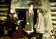 (v.l.n.r.) Caroline (Karen Grassle) und ihre Töchter Carrie (Lindsay Sidney Greenbush), Mary (Melissa Sue Anderson) und Laura (Melissa Gilbert) versuchen, sich die Langweile mit Spielen zu vertreiben.