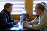 Kann MacGyver (Lucas Till, l.) sich als Auftragskiller Murdoc ausgeben und eine Terrororganisation hinter das Licht führen?