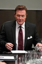 John Barrett (Robert Patrick) ist der Chef eines großen Telefonunternehmens und hat es auf den Bibelcode abgesehen, hinter dem auch das 'Burn Notice'-Team her ist.