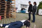 Nils (Martin Baden) nimmt nach Pacos Tat alle Schuld auf sich und lässt sich von Rebecca (Imke Brügger) verhaften. Vorne Matthias (Patrick Heinrich)