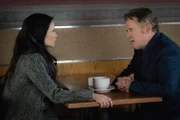 Während Watson (Lucy Liu, l.) sich in das Liebesleben von Captain Gregson (Aidan Quinn, r.) einmischt, bekommen sie und Holmes einen neuen Fall zugeteilt: Eine wohlhabende Dame wurde vom Balkon eines Hauses heruntergestoßen ...