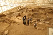 Morgan Freeman und Professor Amy Bogaard mit Crew am archäologischen Standort Çatalhöyük, einem der ältesten Zivilisationen der Erde.