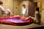 (v.l.n.r.) Sue (Eden Sher); Mickey (Brian Scolaro); Frankie (Patricia Heaton)