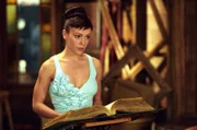 Phoebe (Alyssa Milano) schafft es mittels eines "Finde eine verlorene Liebe"-Zauberspruchs zu Cole. Er bitte Phoebe, das Gremoir zu beschaffen und den dort beinhalteten Auferstehungs-Zauberspruch für ihn zu benutzen.