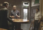 Conor Boyle (Bryce McBratnie, l.) hat sich mit dem Selbstmord seines Vaters abgefunden. Doch Steve McGarrett (Alex O'Loughlin, M.) und Danny Williams (Scott Caan, r.) geben sich damit nicht zufrieden ...