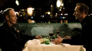 Dr. Zanger (Robert Hunger-Bühler, li.) und Herr Gessler (Stephan Kampwirth, re.) reden beim Abendessen über die Zukunft der Waffenfirma.