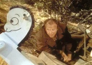 Joe Coulter (Alan Fudge) liegt verletzt im Straßengraben ...
