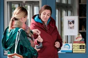 Sarah (Sophie Reiml, links) reicht Sophia (Patricia Freund, rechts) einen Klebestreifen, um die Suchplakate für das Kätzchen aufzuhängen.